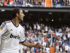 开云体育入口-银箭狂飙，碾压之姿尽显，佩雷兹领衔梅赛德斯主场制霸，红牛二队难掩失落