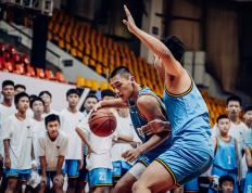 开云体育在线-争夺激烈，场上对抗，篮球壮士齐聚燃爆全场！