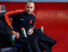 开云体育-巴萨老将伊涅斯塔伤退，球队困境加重