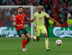 开云体育在线-葡萄牙队球员争夺欧洲杯冠军奖杯