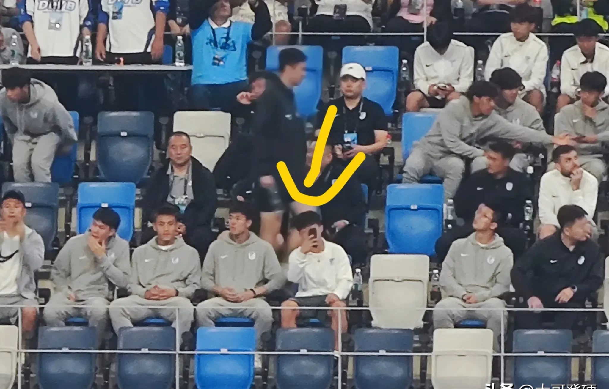 开云APP-球队大洗牌频出,球员离队引发球迷议论