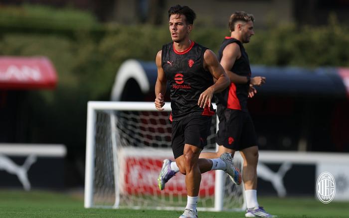 开云官网-意甲球员备战新战，锐气十足奋勇争胜