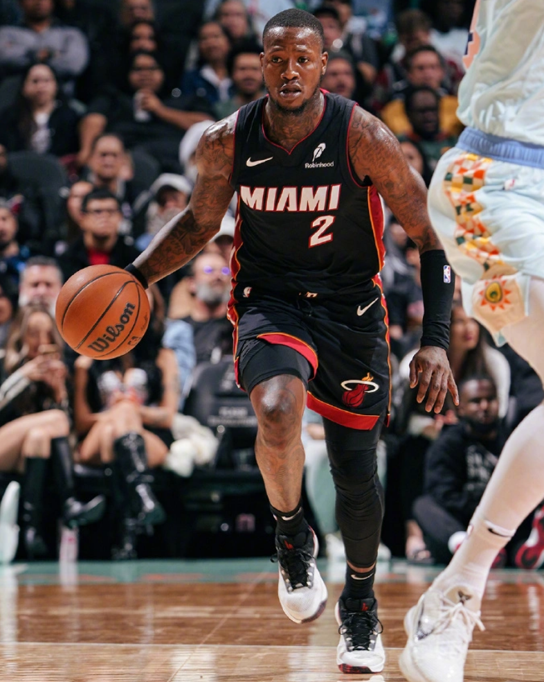 开云体育官方网站-热火遭遇爵士逆转，季后赛形势不容乐观