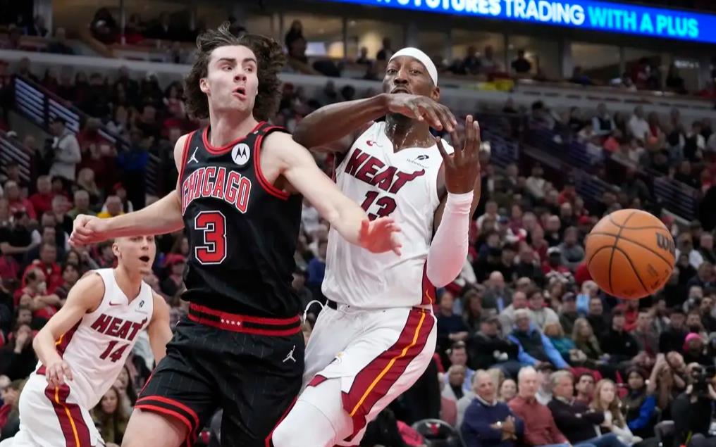 开云体育官方网站-热火遭遇爵士逆转，季后赛形势不容乐观