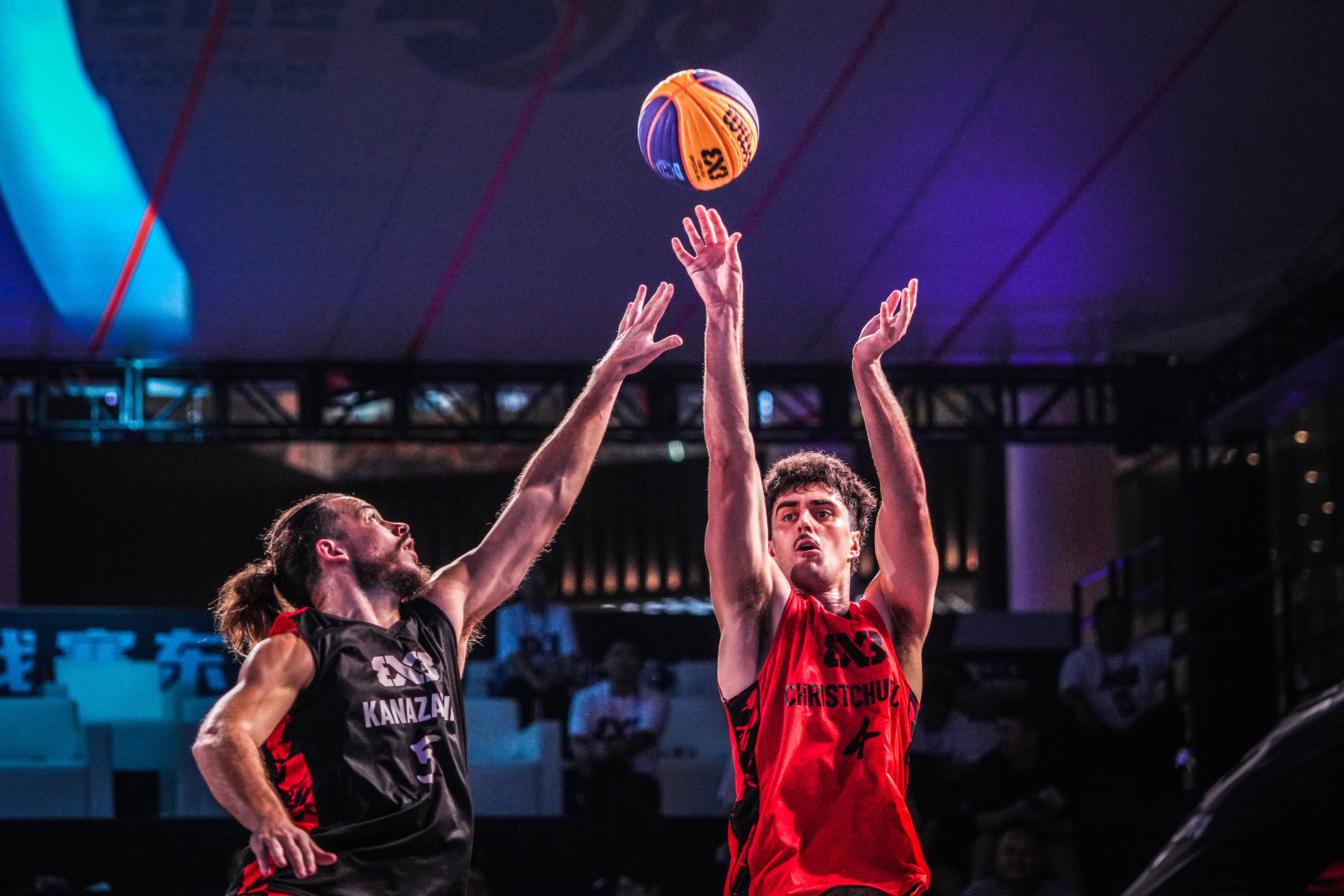 开云官网-新一轮篮球联赛引发球队间激烈竞争,看点十足