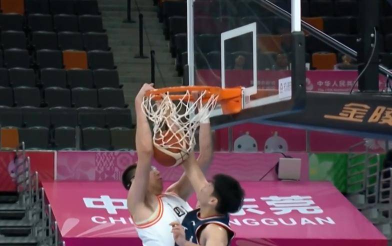 开云体育入口-上海队险胜灰熊,周琦带队取胜